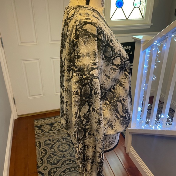 Snake print surplice bubble-hem top NWT - Picture 3 of 6